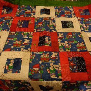 RETRO VINTAGE HANDMADE CHRISTMAS PATCHWORK BABY OR LA  QUILT BLANKET